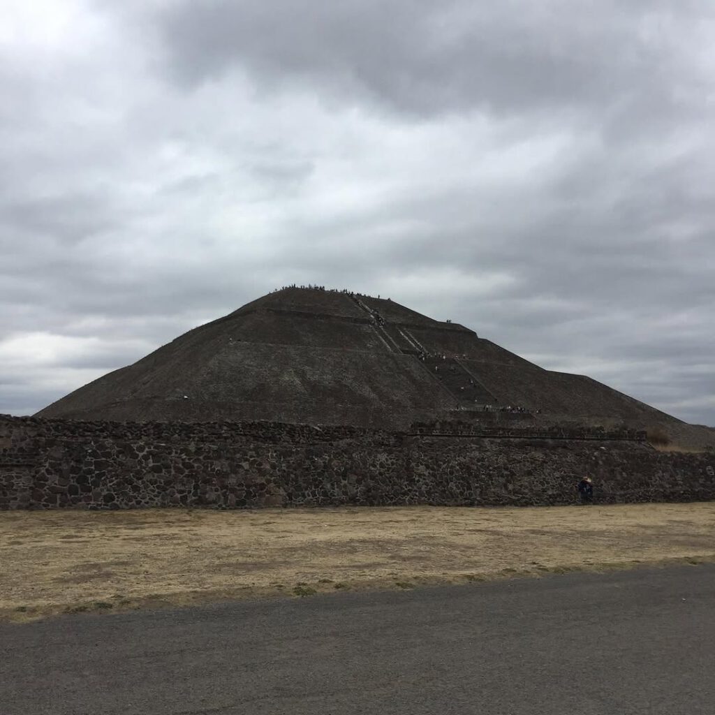 J’ai pensé à Malraux en arrivant à Teotihuacán. À… - Antoine Vigne
