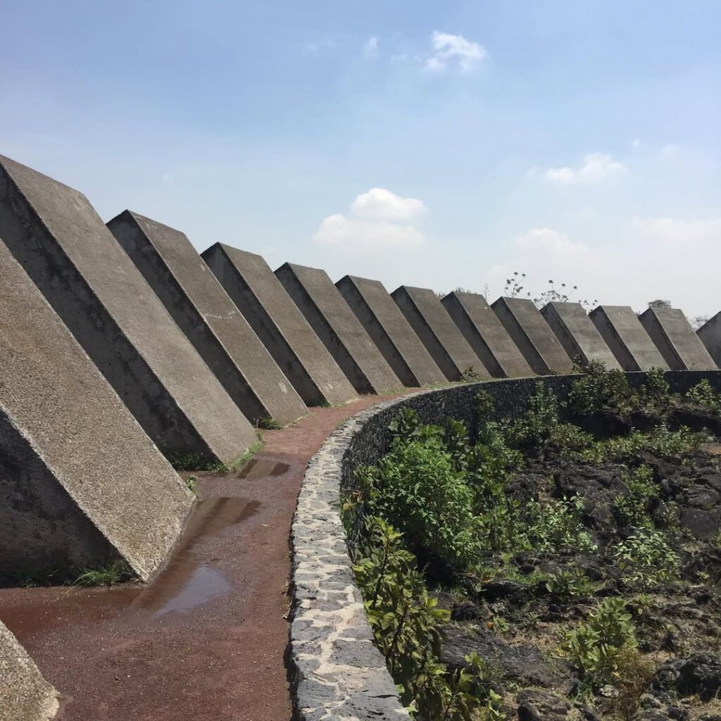 De béton et de lave. Comme la relique moderne d’u… - Antoine Vigne