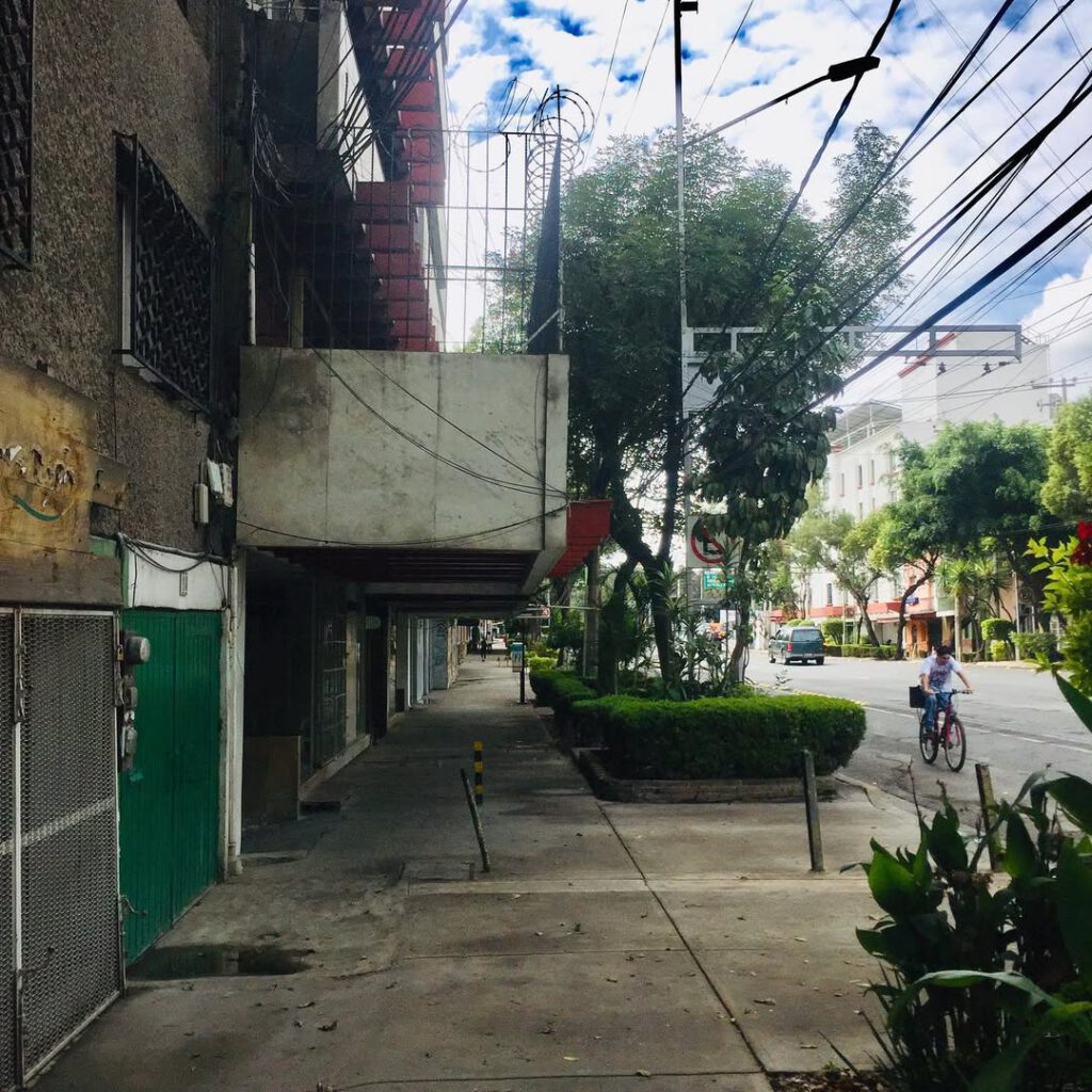 Que de contrastes et de visions: les rues tranquil… - Antoine Vigne