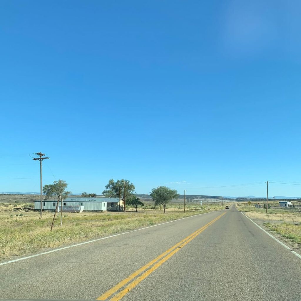 La route, cette incessante invitation au voyage…… - Antoine Vigne