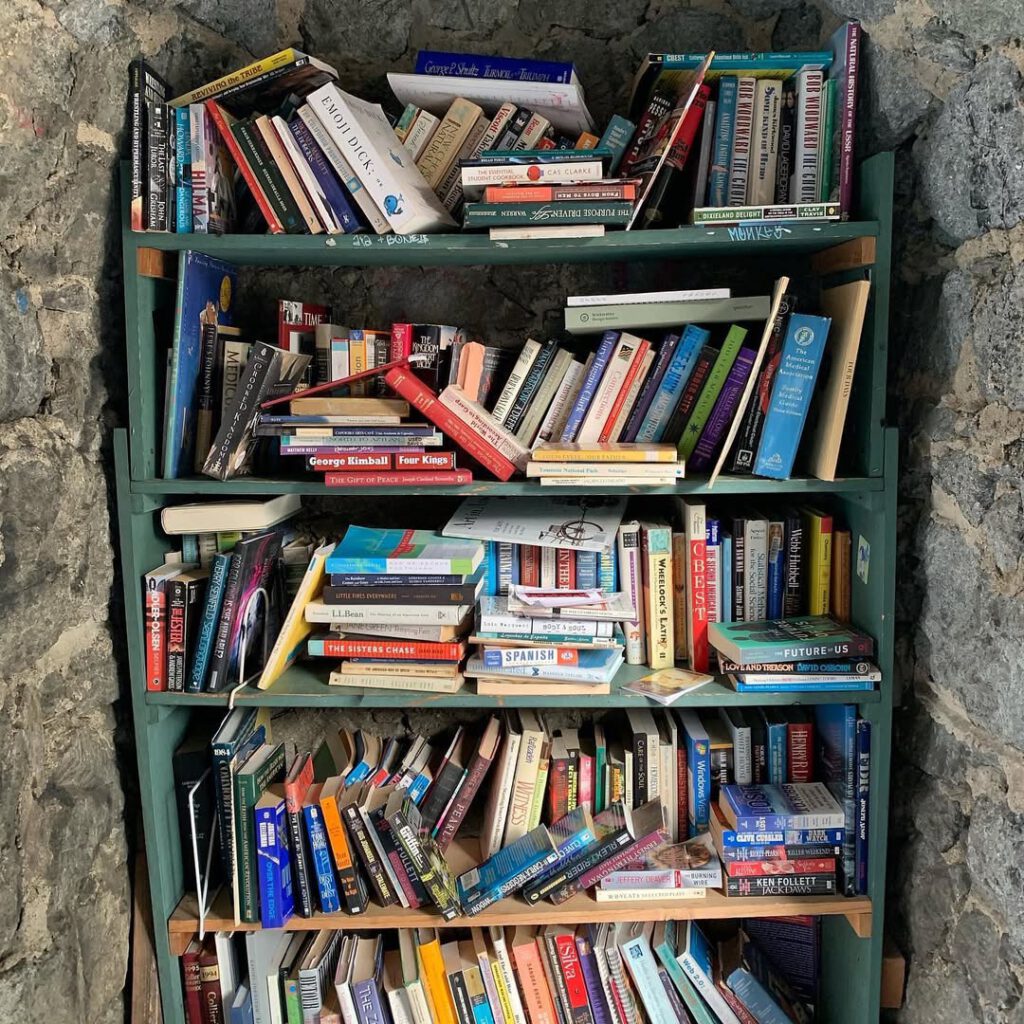 Il y a une petite bibliothèque de rue pas loin de… - Antoine Vigne