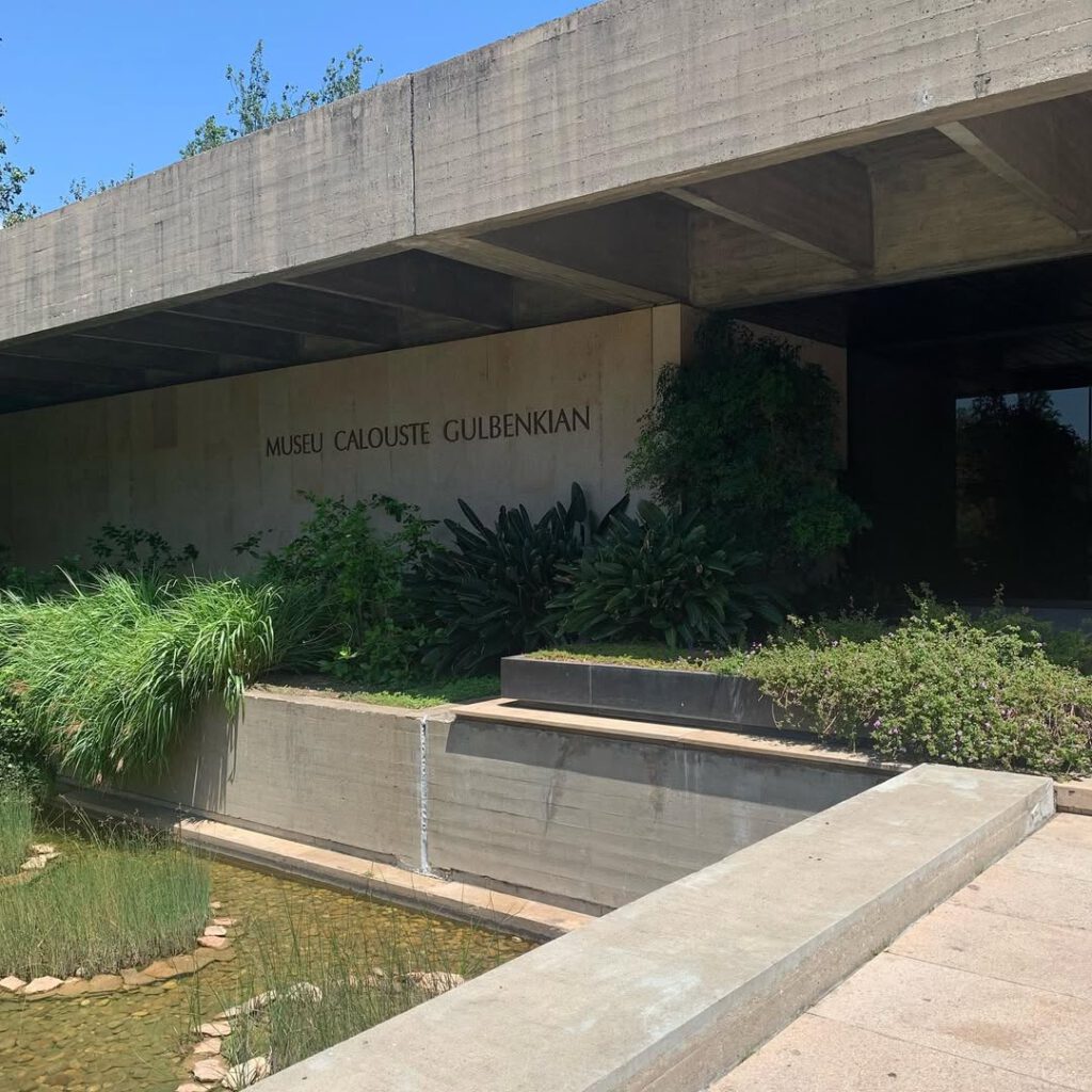 Fabuleux béton du Gulbenkian… #gulbenkianmuseum… - Antoine Vigne