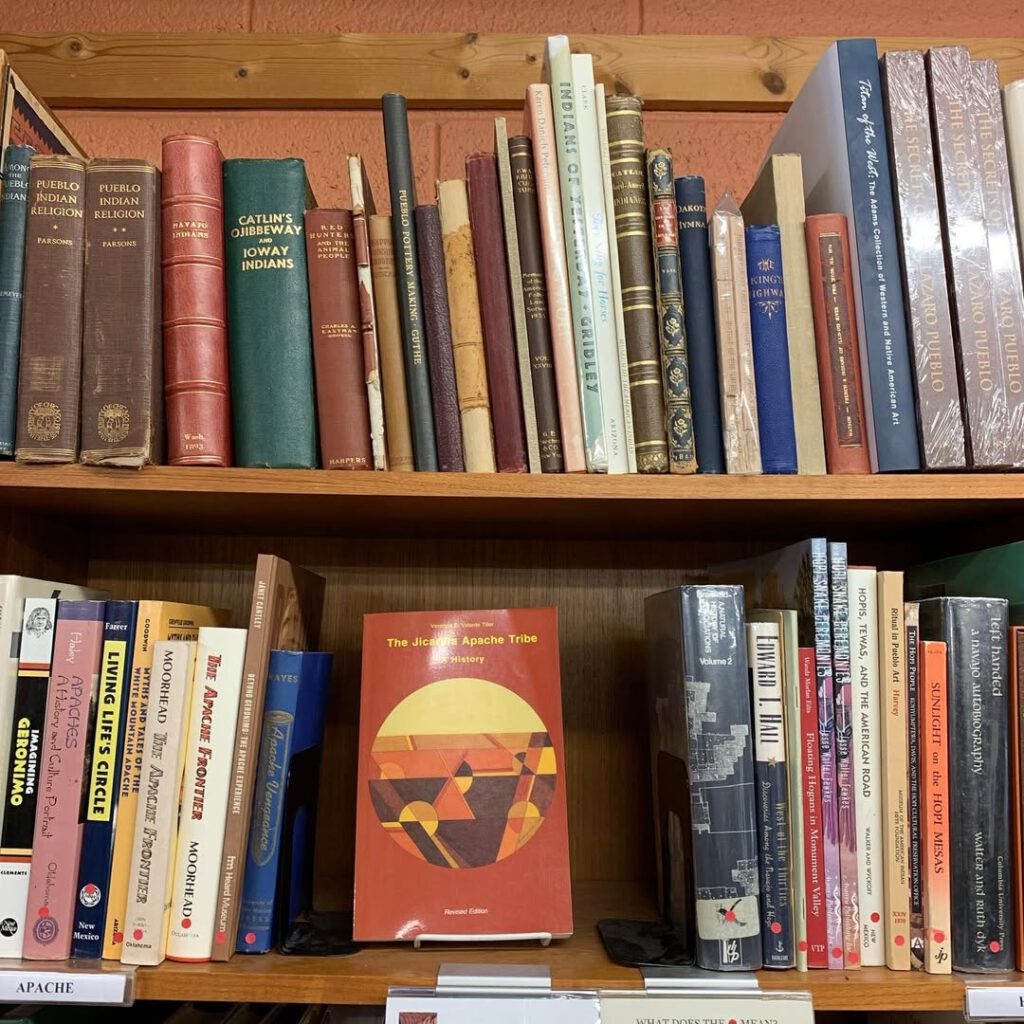 Des étagères sans fin de livres sur les cultur… - Antoine Vigne
