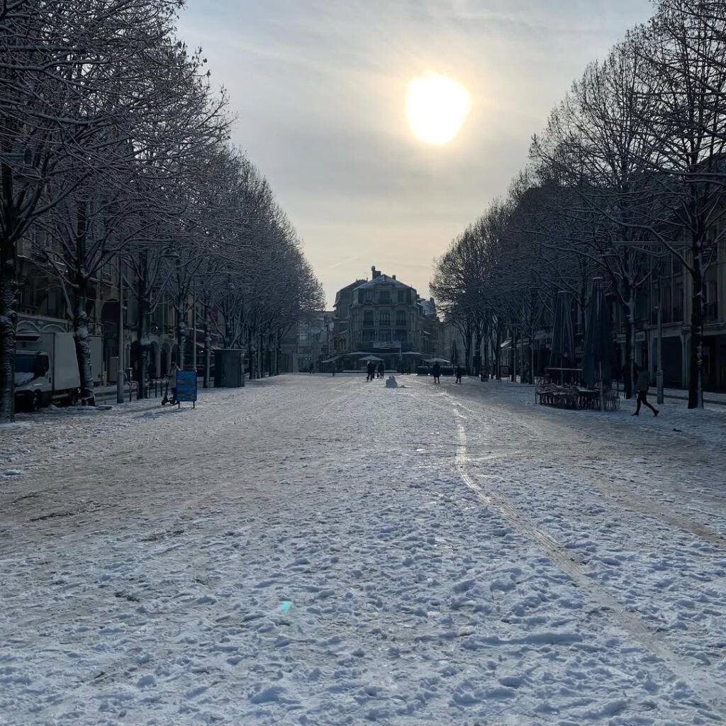 Reims aussi, la neige, la cathédrale, les rois im… - Antoine Vigne