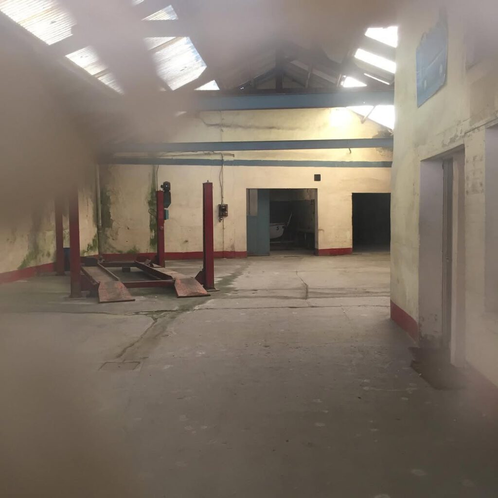 Le garage de Monsieur Merlin à Marchenoir, abando… - Antoine Vigne