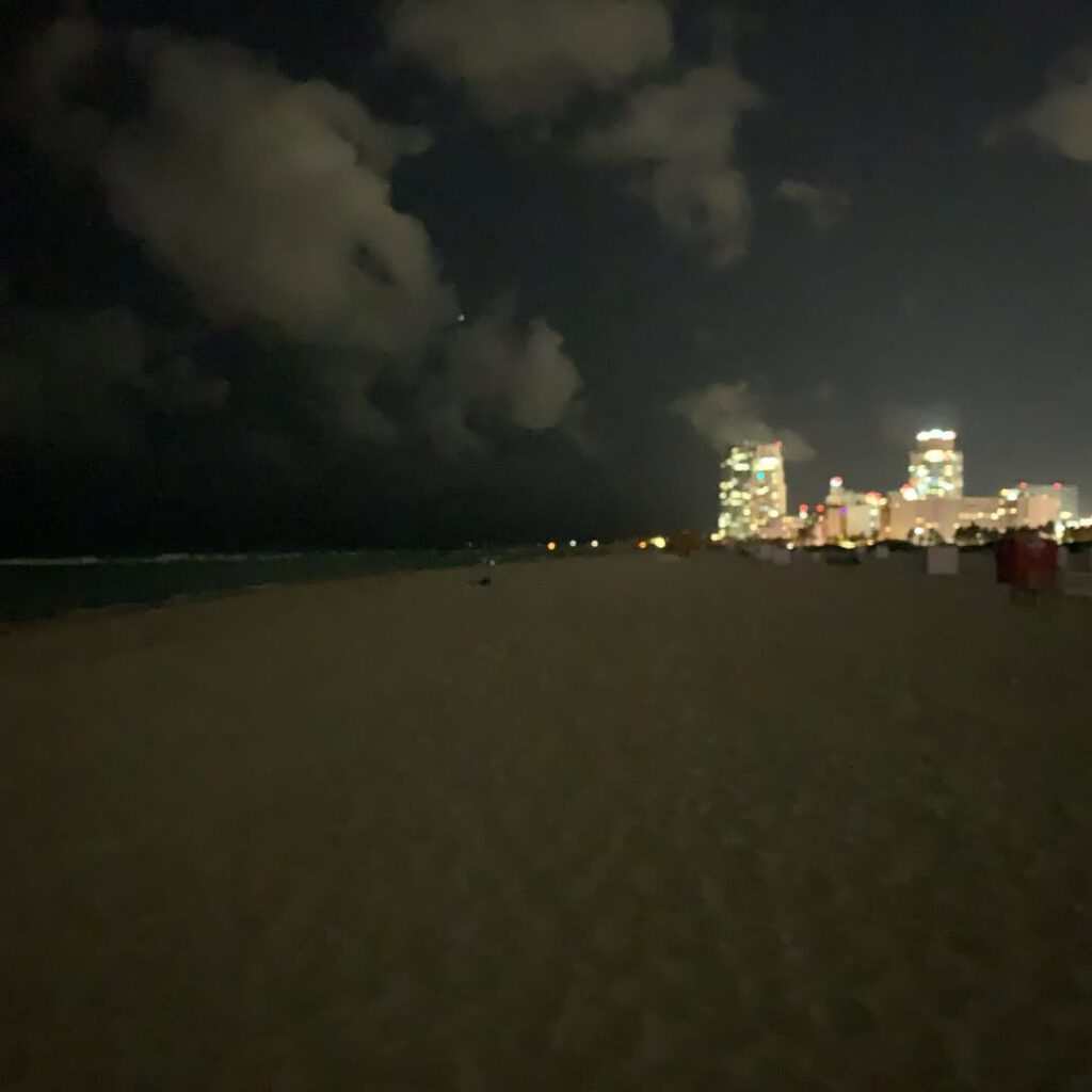#miami #lanuit #promenadesnocturnes #retrouverdess… - Antoine Vigne
