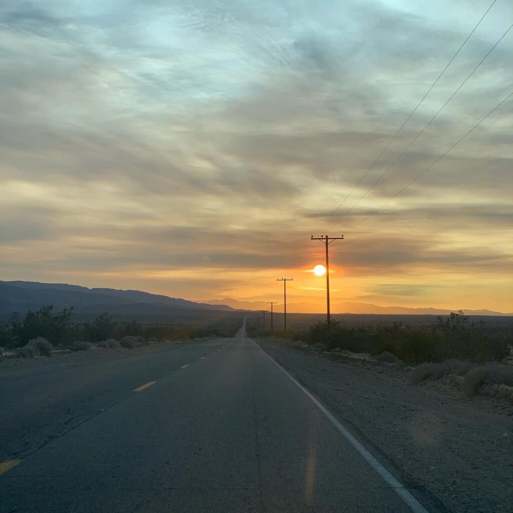 La route entre Vidal Junction et Joshua Tree #suns… - Antoine Vigne