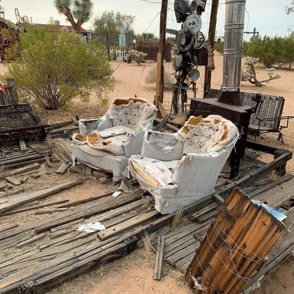 Noah Purifoy, son musée dans le désert, la rou… - Antoine Vigne