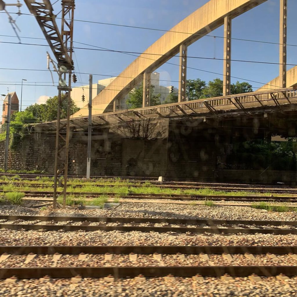 Les ponts au dessus des voies du RER entre Roissy … - Antoine Vigne