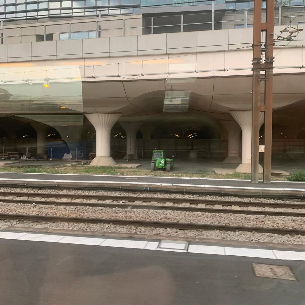 Un voyage en train, la gare de Beaugency et les so… - Antoine Vigne