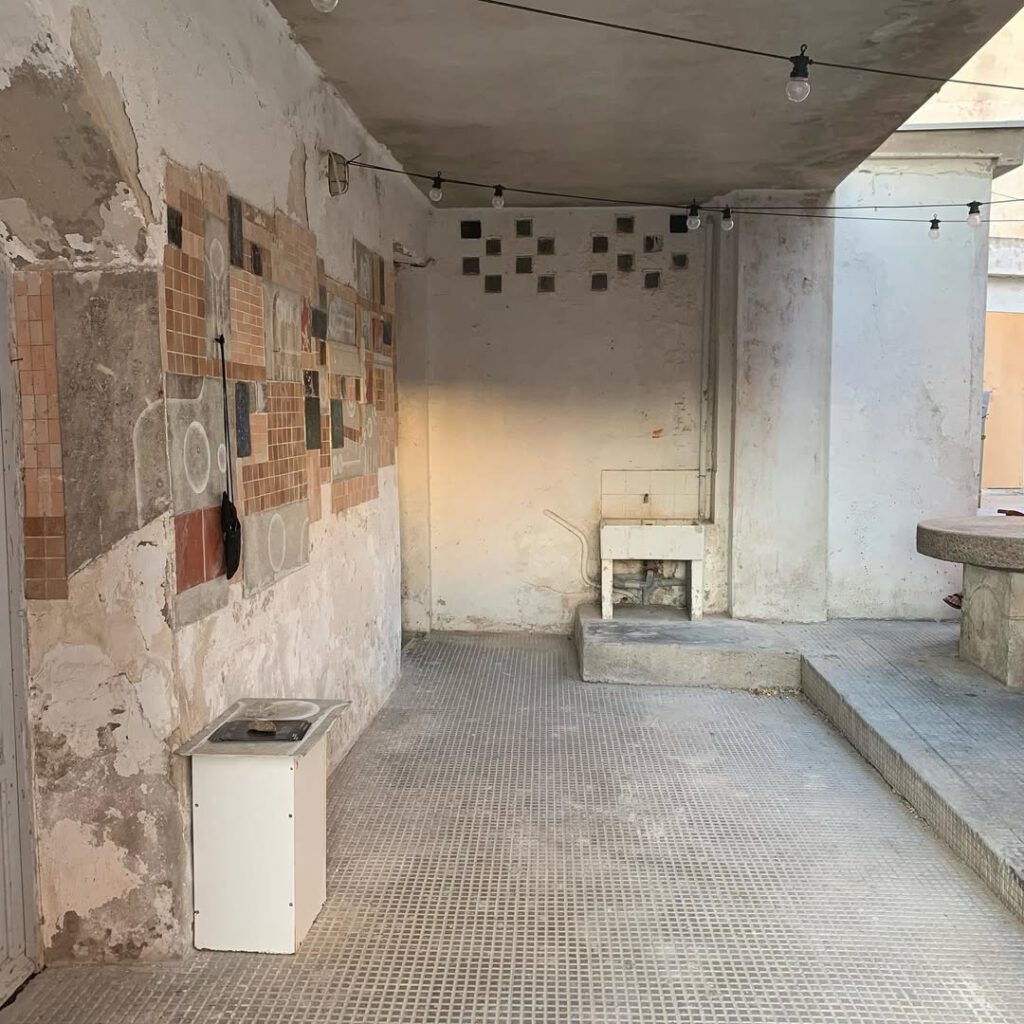 Lumineuse surprise à la biennale de Bonifacio où… - Antoine Vigne