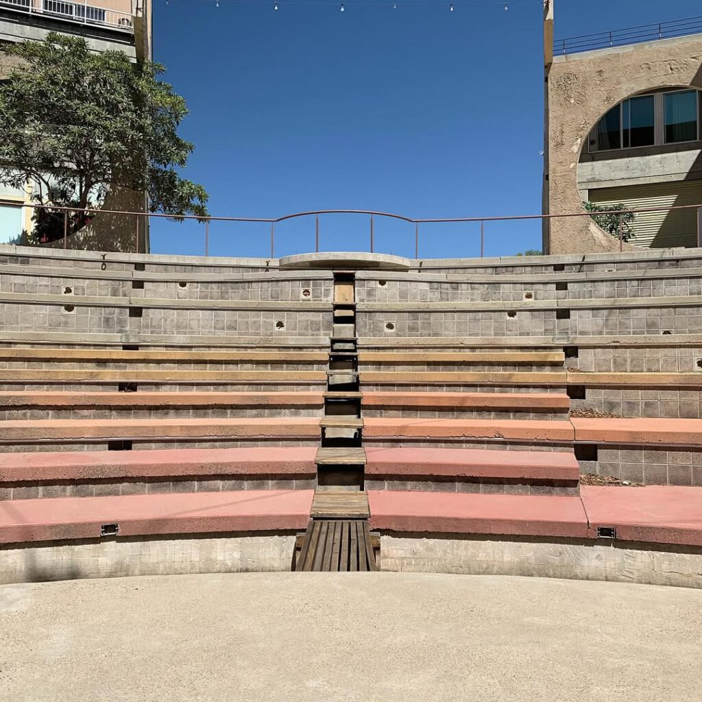 Le béton qui règne, les ouvertures rondes perc… - Antoine Vigne