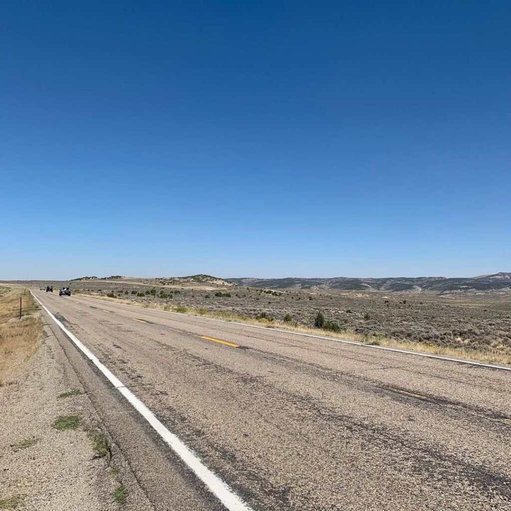 La route, cette incessante invitation au voyage…… - Antoine Vigne
