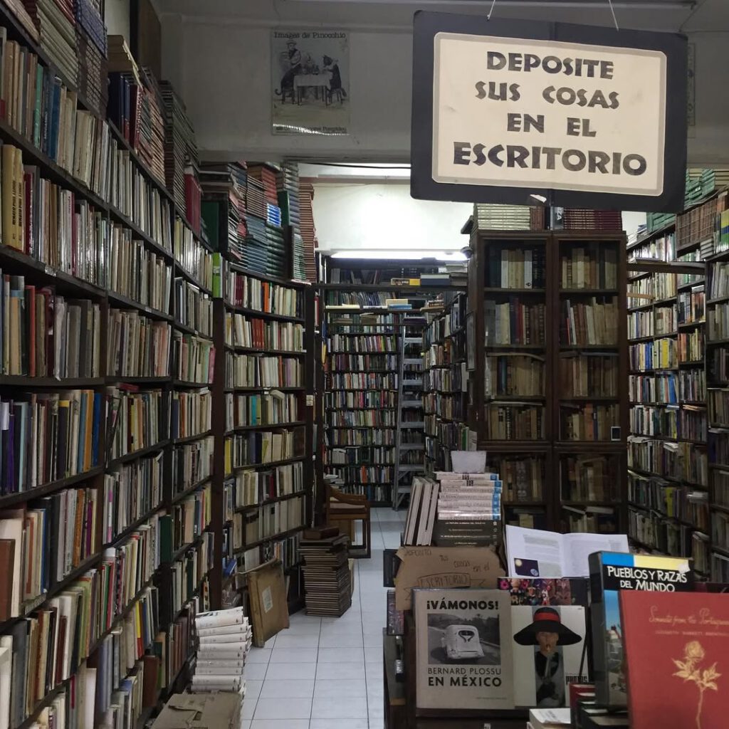 Les librairies de Mexico sur la Calle Alvaro Obreg… - Antoine Vigne