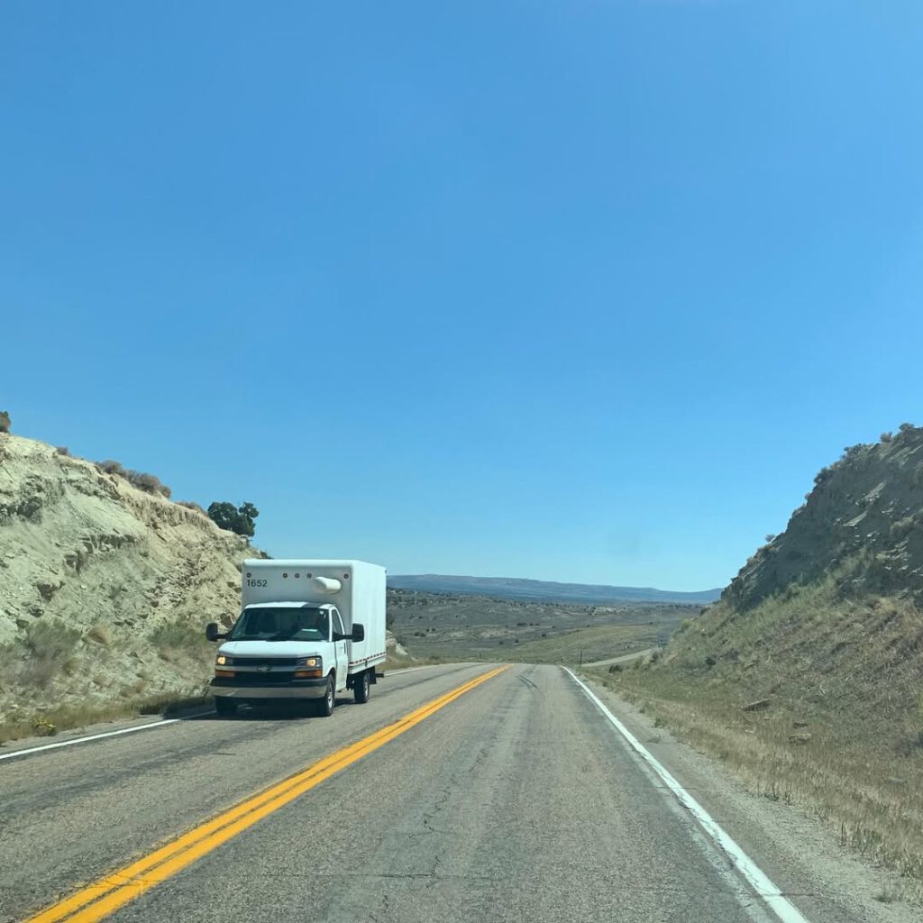 La route, cette incessante invitation au voyage…… - Antoine Vigne