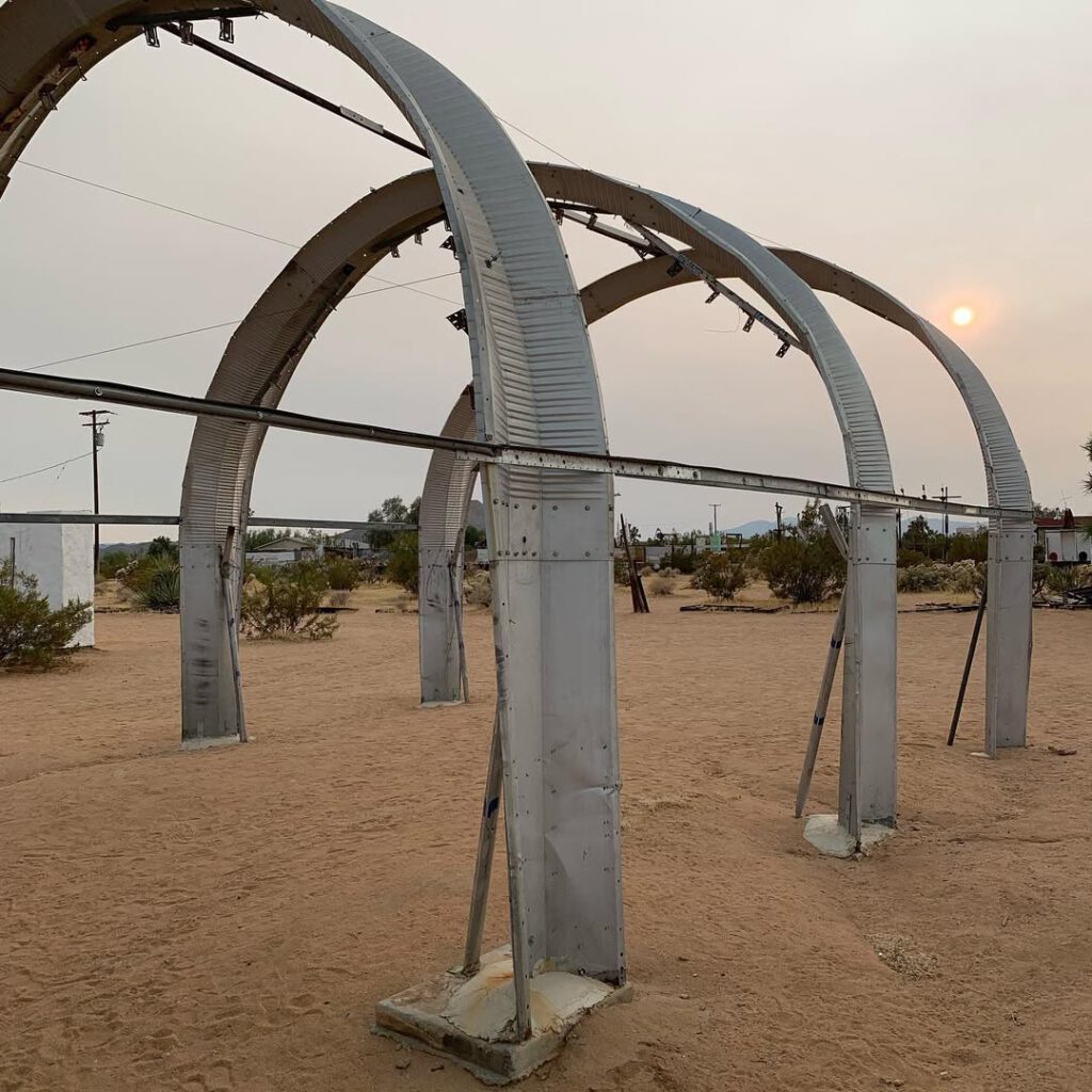 Noah Purifoy, son musée dans le désert, la rou… - Antoine Vigne
