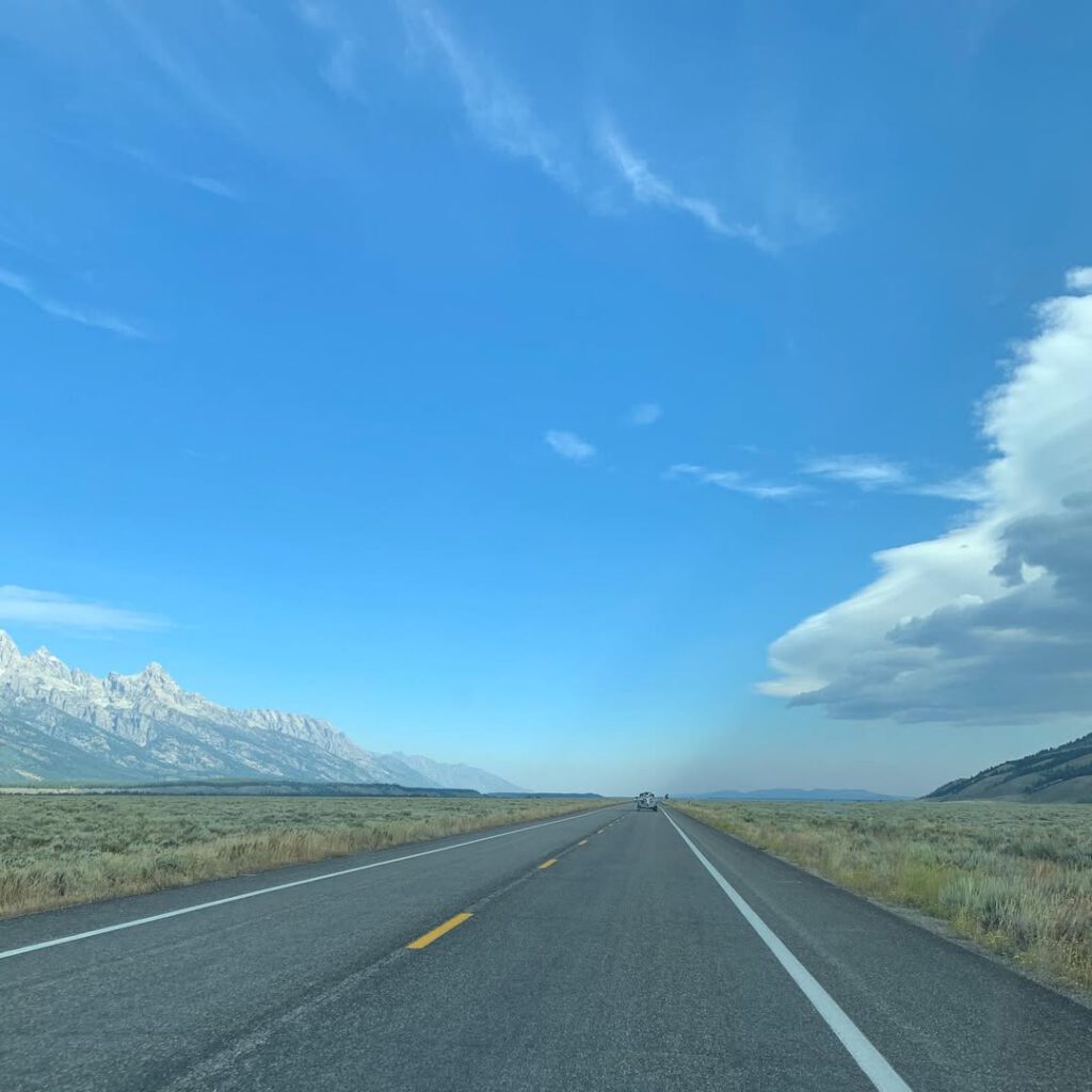 La route, cette incessante invitation au voyage…… - Antoine Vigne