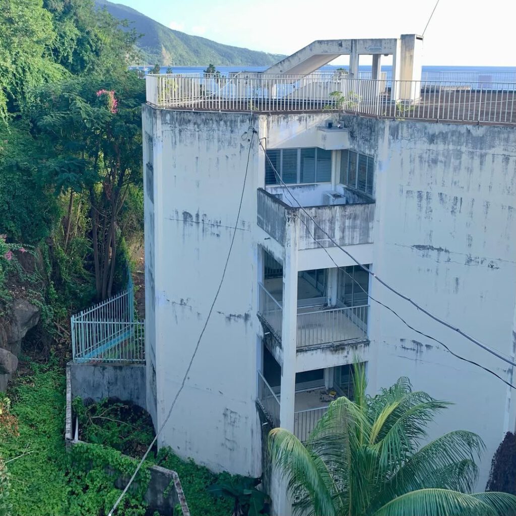 Un jour. Descendre la côte jusqu’à Basse-Terre… - Antoine Vigne