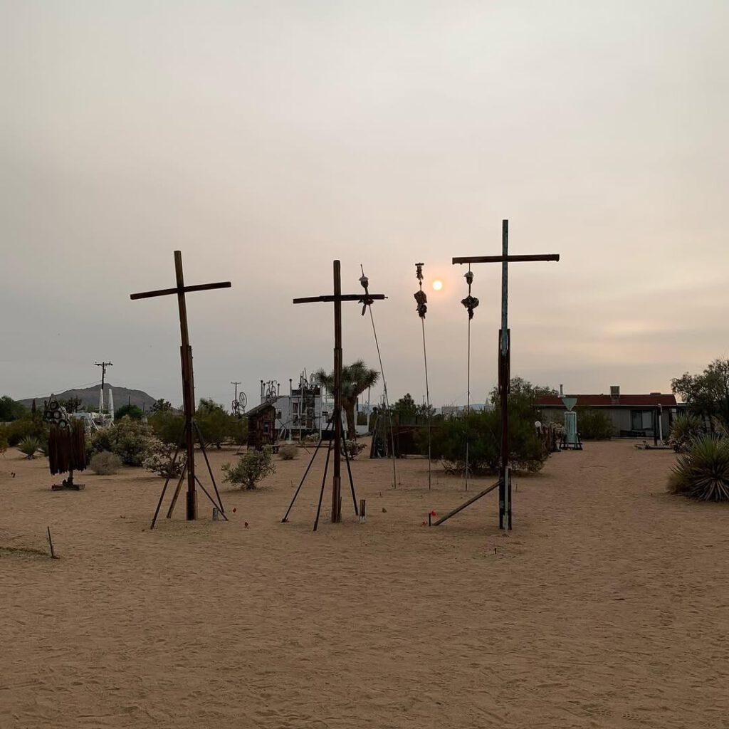 Noah Purifoy, son musée dans le désert, la rou… - Antoine Vigne