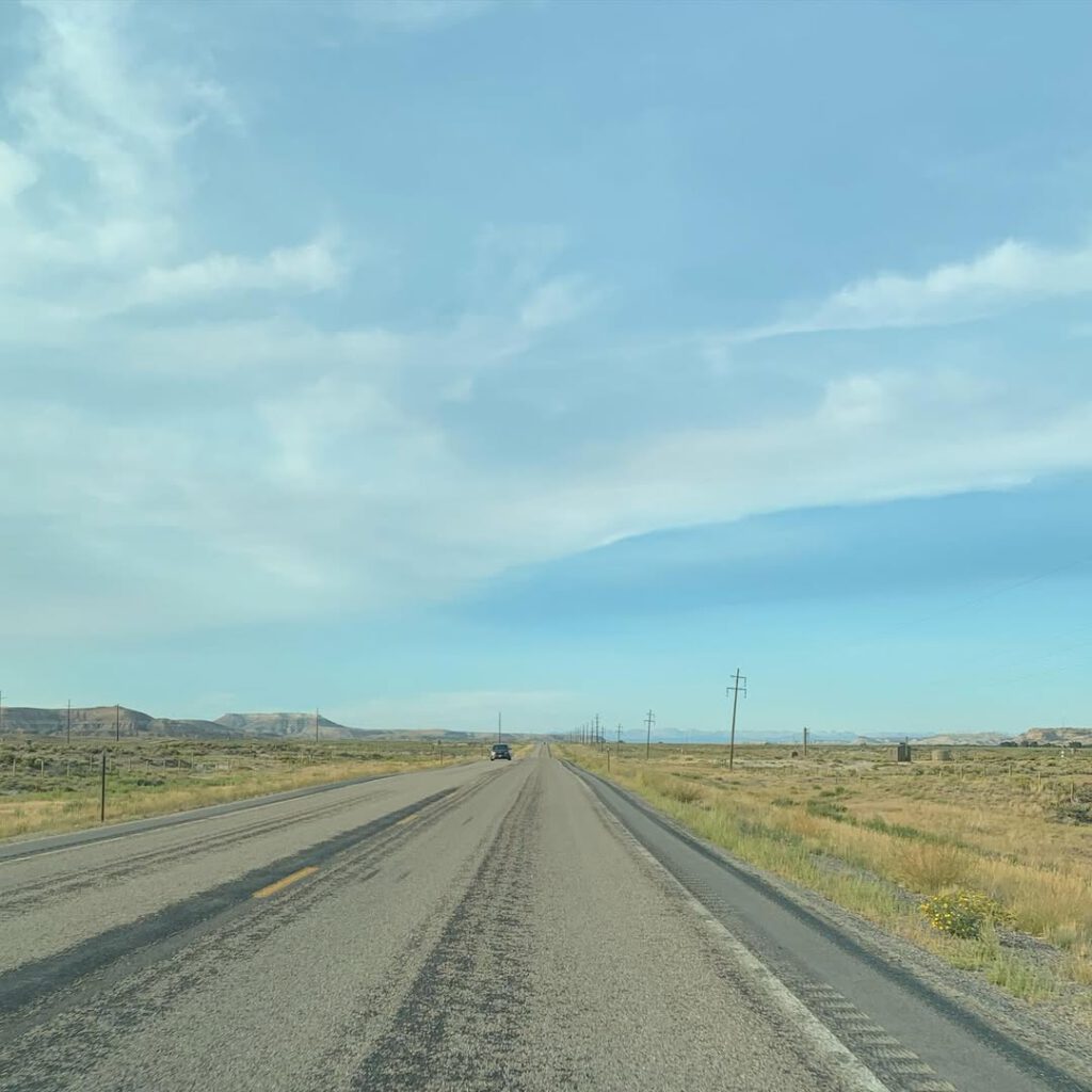 La route, cette incessante invitation au voyage…… - Antoine Vigne