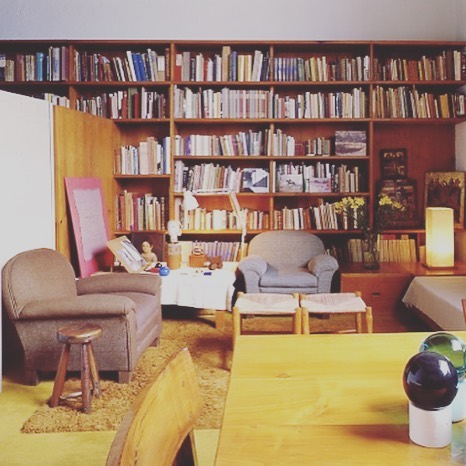 La présence des livres dans la maison de Luis Bar… - Antoine Vigne
