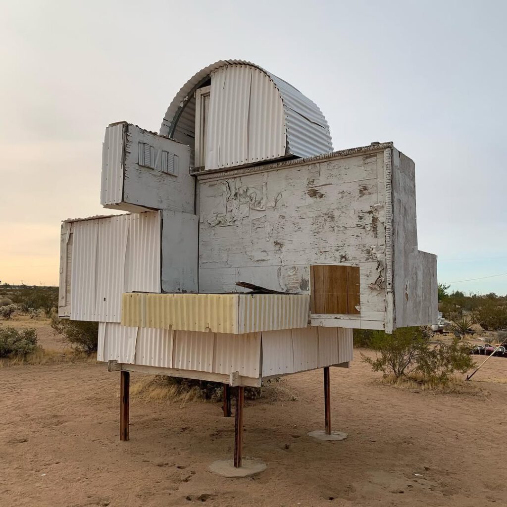 Noah Purifoy, son musée dans le désert, la rou… - Antoine Vigne