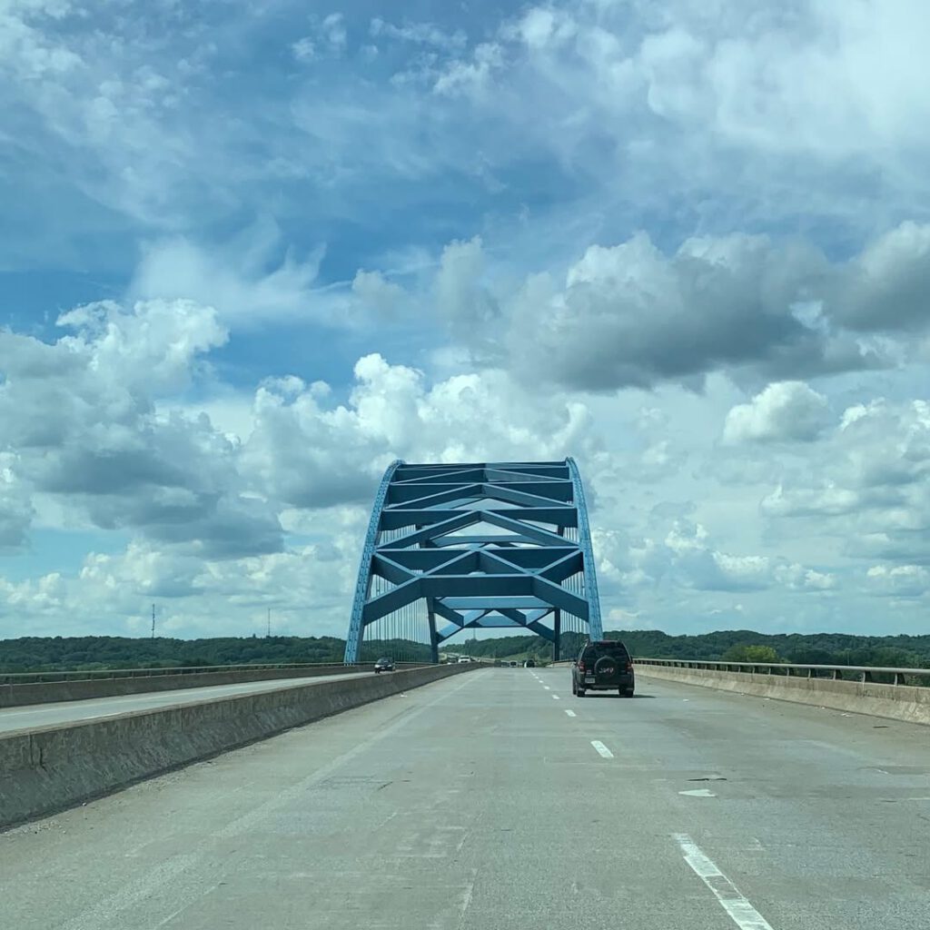 La route, cette incessante invitation au voyage…… - Antoine Vigne