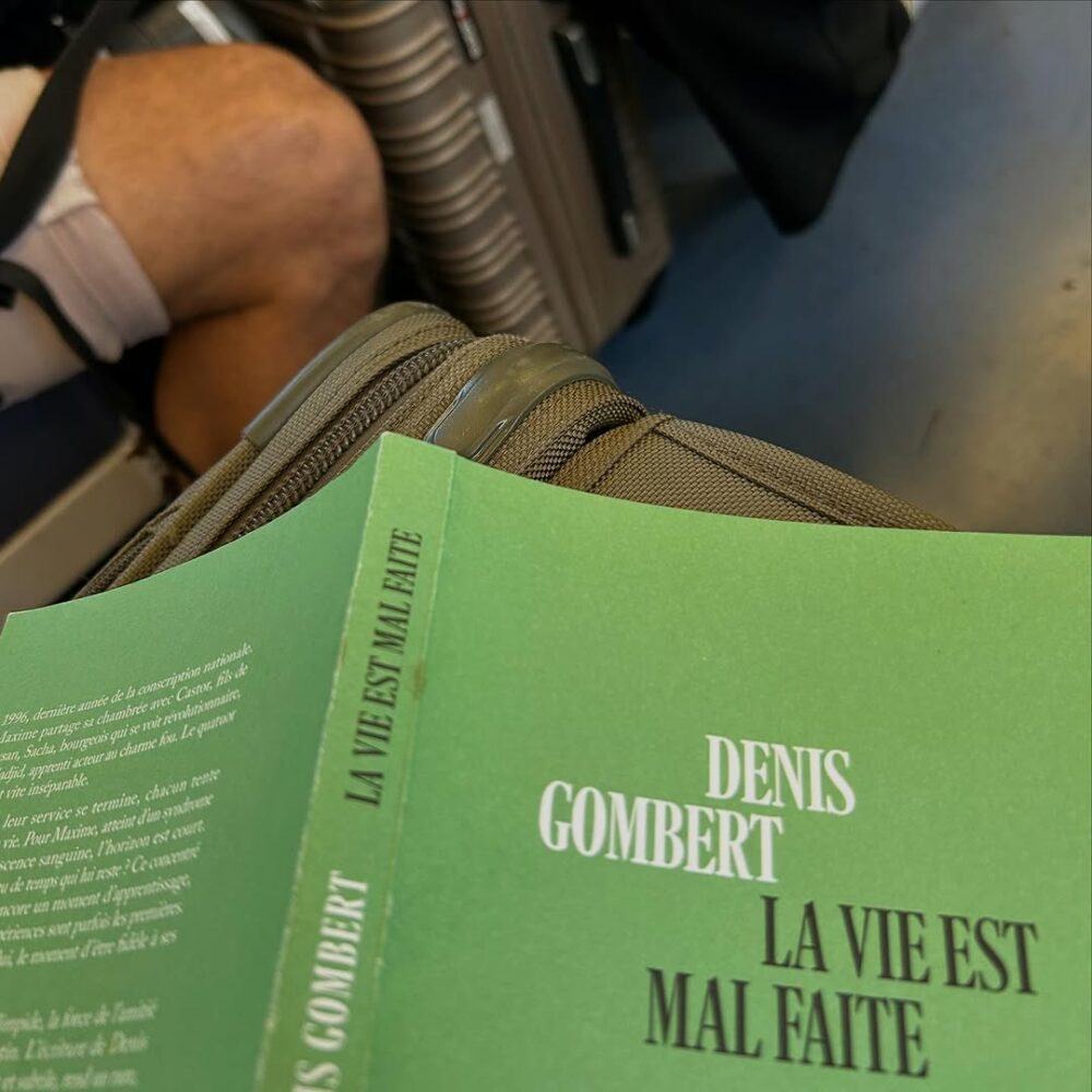 à Roissy, une mère et son enfant, tous les deux ch… - Antoine Vigne
