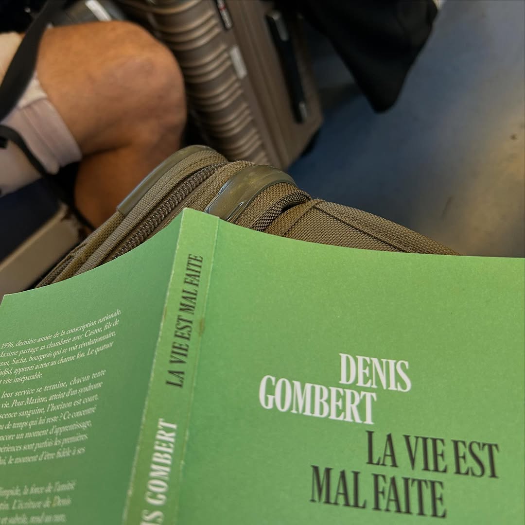 à Roissy, une mère et son enfant, tous les deux ch… - Antoine Vigne