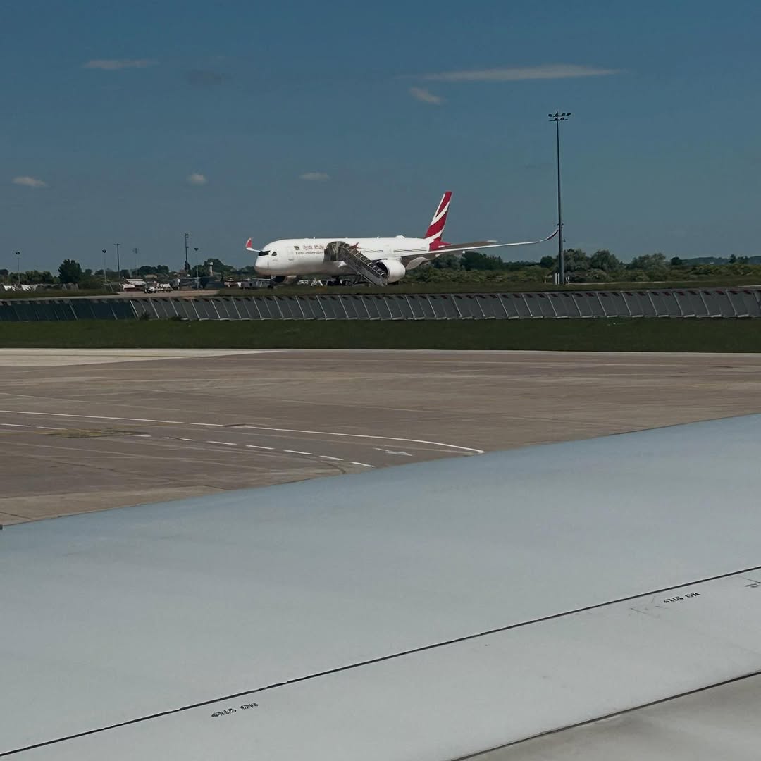 à Roissy, une mère et son enfant, tous les deux ch… - Antoine Vigne