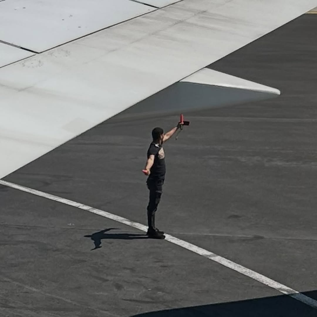 à Roissy, une mère et son enfant, tous les deux ch… - Antoine Vigne