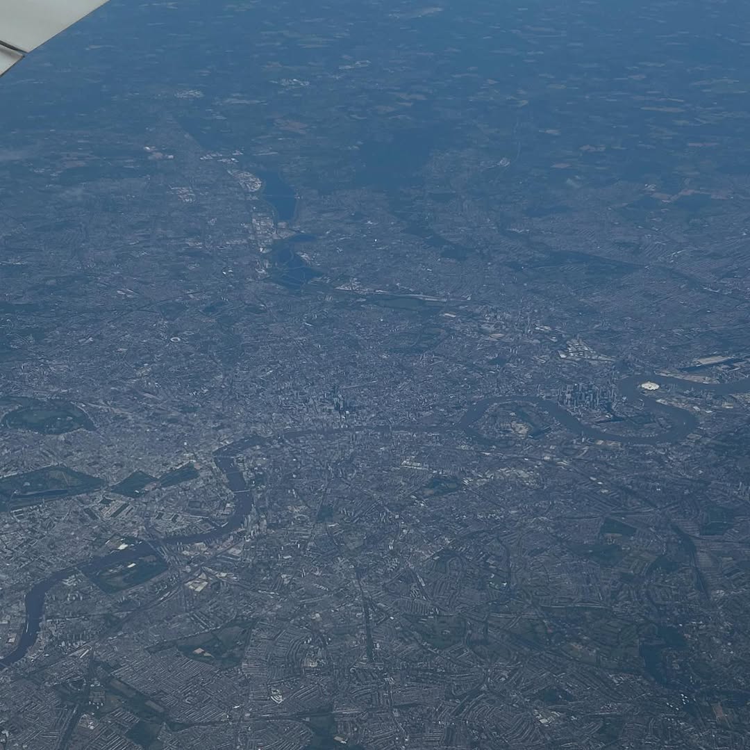 à Roissy, une mère et son enfant, tous les deux ch… - Antoine Vigne